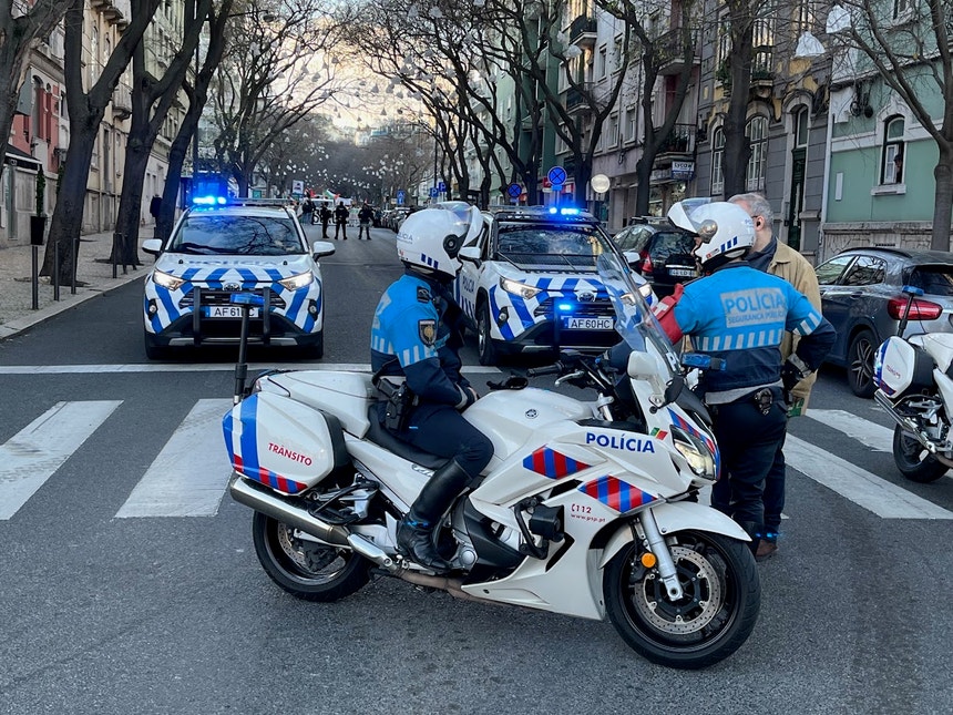 Imagem de Forças de segurança em protesto na residência do primeiro-ministro