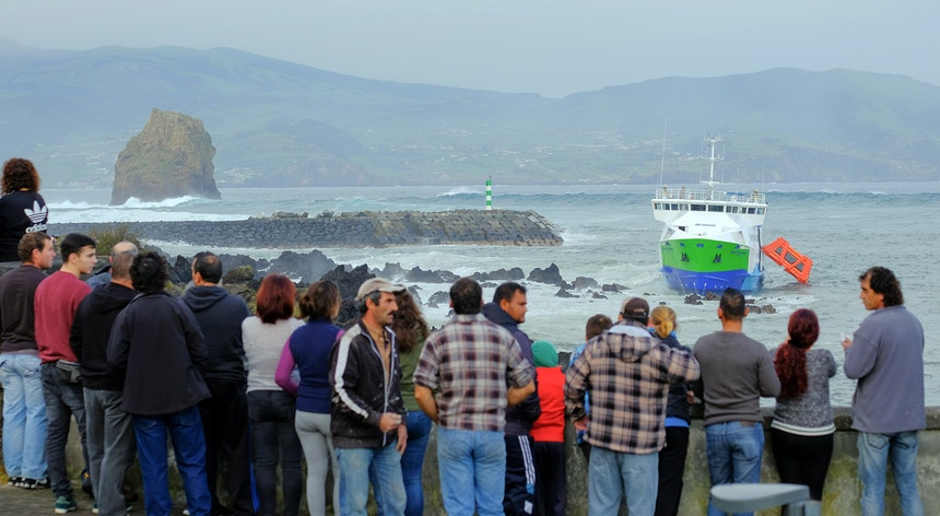 Os passageiros do ferry <i>Mestre Simão</i>, que fazia a ligação entre Pico e Faial, foram resgatados, sem notícia de feridos
