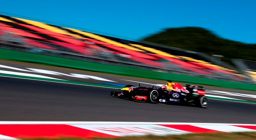 Vettel afirmou que a qualidade dos pneus Pirelli “é lamentável e que não pode continuar assim”

