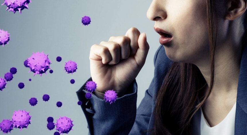Os cientistas acreditam que a tosse poderá identificar uma pessoa infetada com o novo coronavírus
