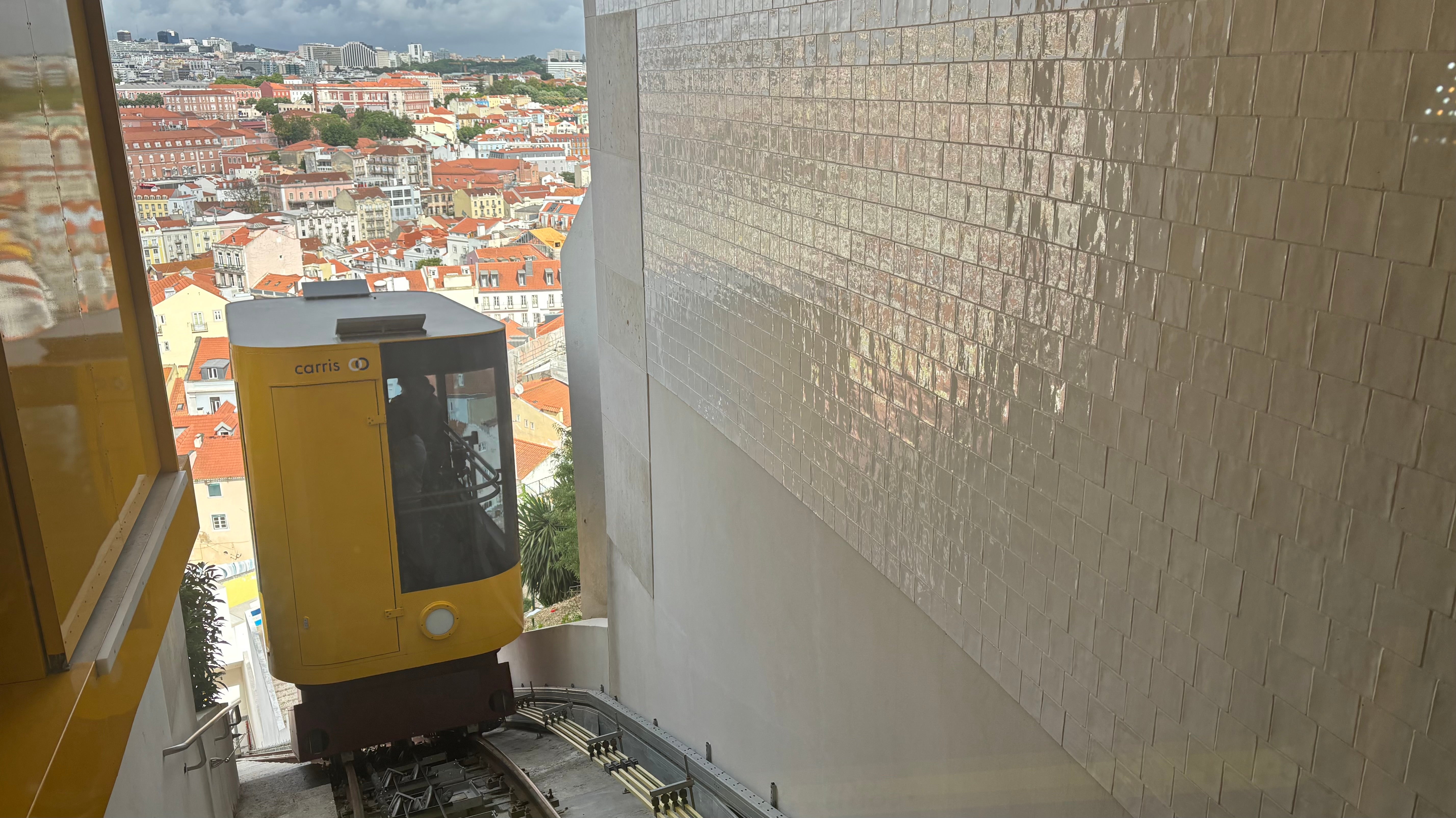 Heavy atmosphere. Relief as the Graça Funicular returns, bidding farewell to the stairs