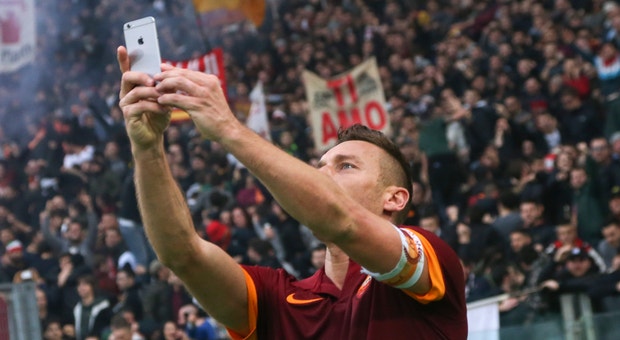 A selfie de Totti depois do "bis" frente à Lazio
