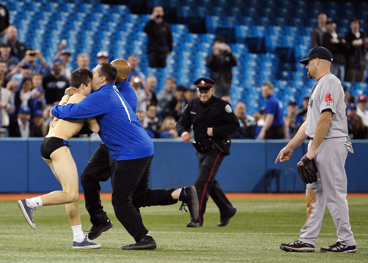  A pol&iacute;cia e a seguran&ccedil;a prenderam um adepto que entrou em campo quando o Toronto Blue Jays jogou no Boston Red Sox em Toronto, em 2012 /Mike Cassese - Reuters 