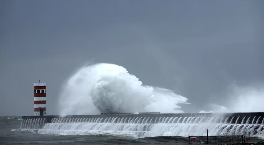 Imagem de Ilha da Madeira sob aviso amarelo devido ao vento forte