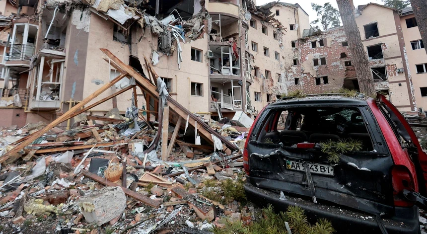 Um ano de guerra na Ucrânia mostra um rasto de destruição e morte
