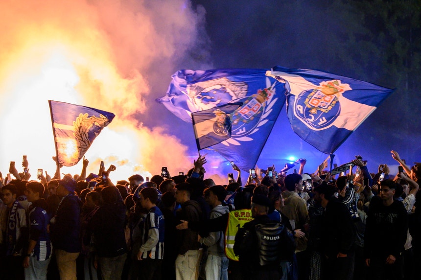 Festa portista alastra de dentro para fora do estádio