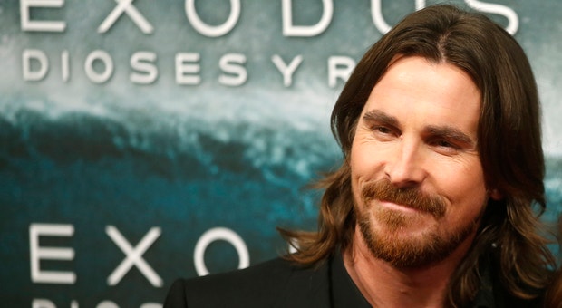 Christian Bale interpreta o papel do profeta Moisés.
