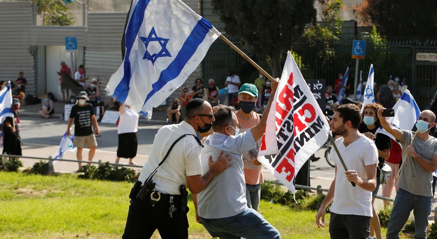 Israelitas protestam junto ao Knesset, o Parlamento de Israel, dia 29 de setembro de 2020, contra legislação que proíbe manifestações anti Benjamin Netanyahu 
