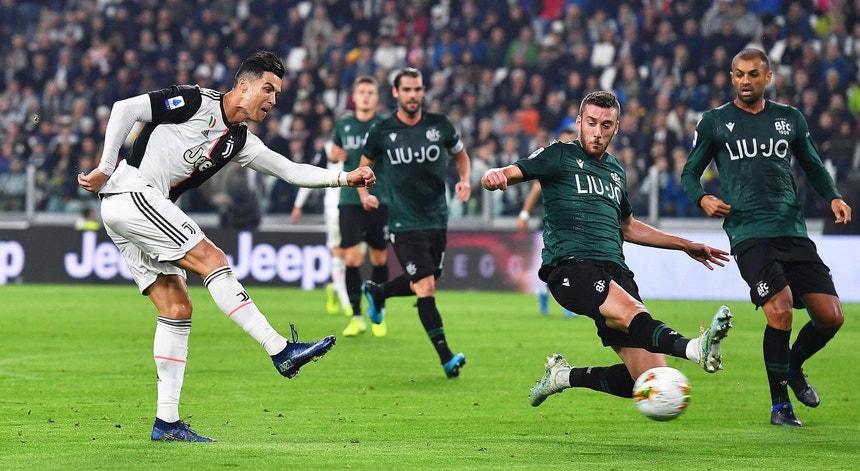 Cristiano Ronaldo já disparou para o golo inaugural da partida
