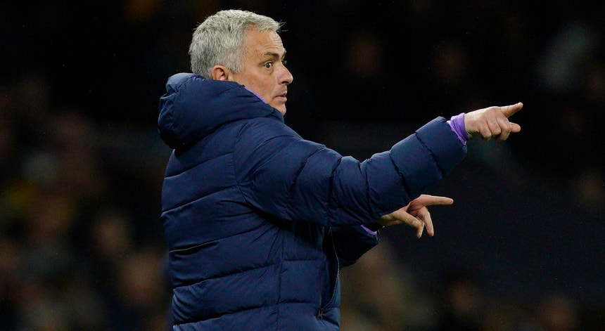 José Mourinho viu a sua equipa sentir muitas dificuldades para seguir em frente na Taça de Inglaterra

