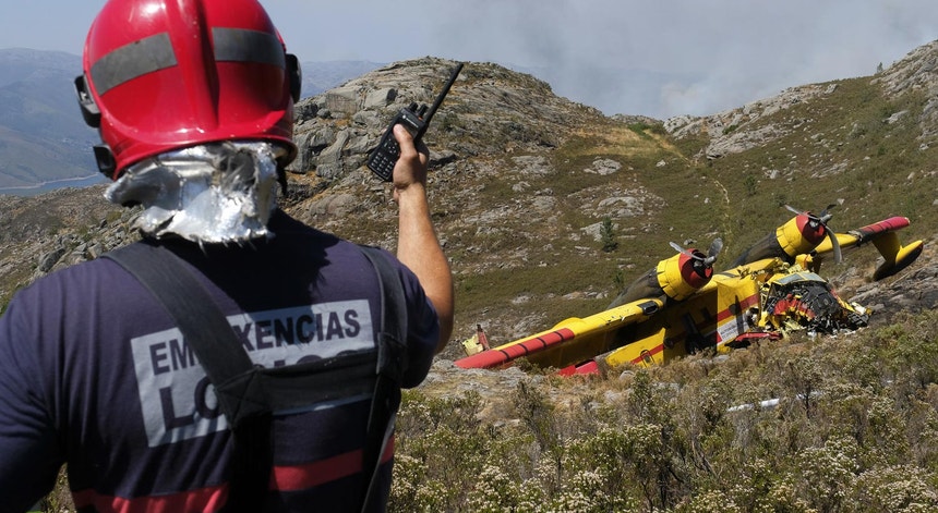 Um bombeiro espanhol junto aos destroços do avião anfíbio pesado (Canadair CL215), do Dispositivo Especial de Combate a Incêndios Rurais, do Centro de Meios Aéreos de Castelo Branco, que participava nas operações de combate a um incêndio que lavra no Parque Nacional da Peneda Gerês, Lindoso, Ponte da Barca, Viana do Castelo, 8 de agosto de 2020. 
