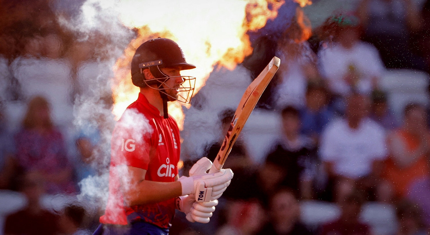  Cr&iacute;quete - T20 International - Inglaterra x Nova Zel&acirc;ndia - Trent Bridge Cricket Ground, Nottingham, Gr&atilde;-Bretanha - 5 de setembro. O ingl&ecirc;s Will Jacks sai enquanto labaredas se espalham atr&aacute;s dele antes do in&iacute;cio da partida | Andrew Couldridge - Reuters 