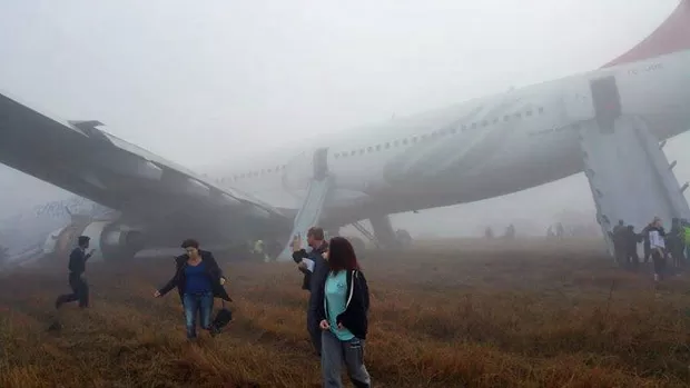 Avião da Turkish Airlines incendeia-se ao aterrar em aeroporto do Nepal