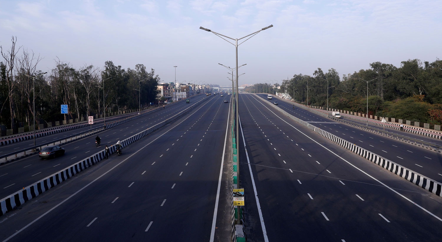  A vista sobre uma autroestrada em hora de ponta em Nova Deli, na India / Adnan Abidi - Reuters 