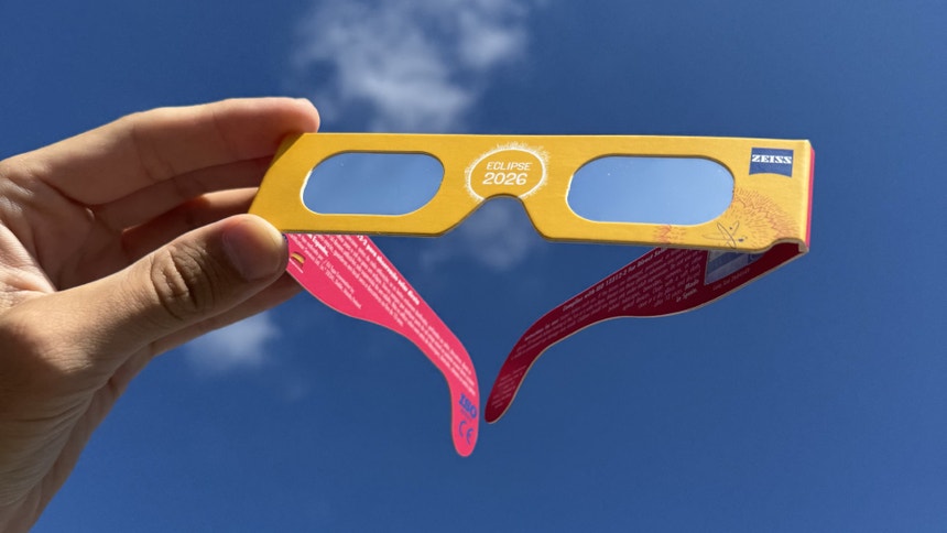 Dia de eclipse. Olhos abertos mas protegidos para ver segundos de escuridão em Portugal