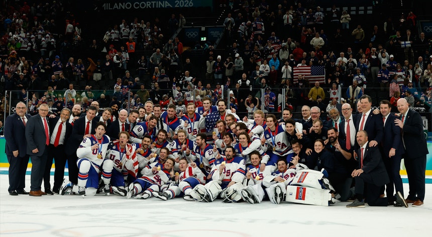 Imagem de JO2026. Estados Unidos conquistam ouro em hóquei no gelo quase 50 anos depois