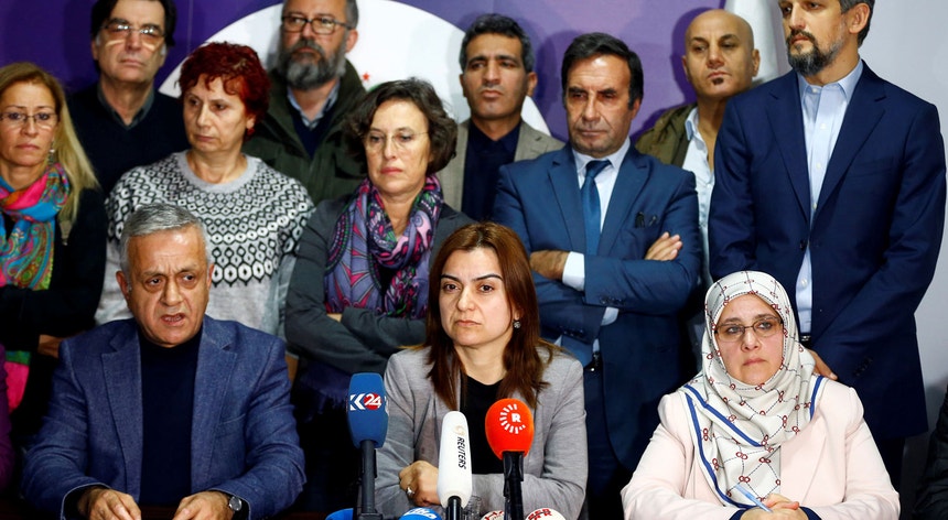 Deputados do HDP em conferência de imprensa dia 4 de novembro de 2016 depois da detenção dos seus co-presidentes e de outros nove deputados
