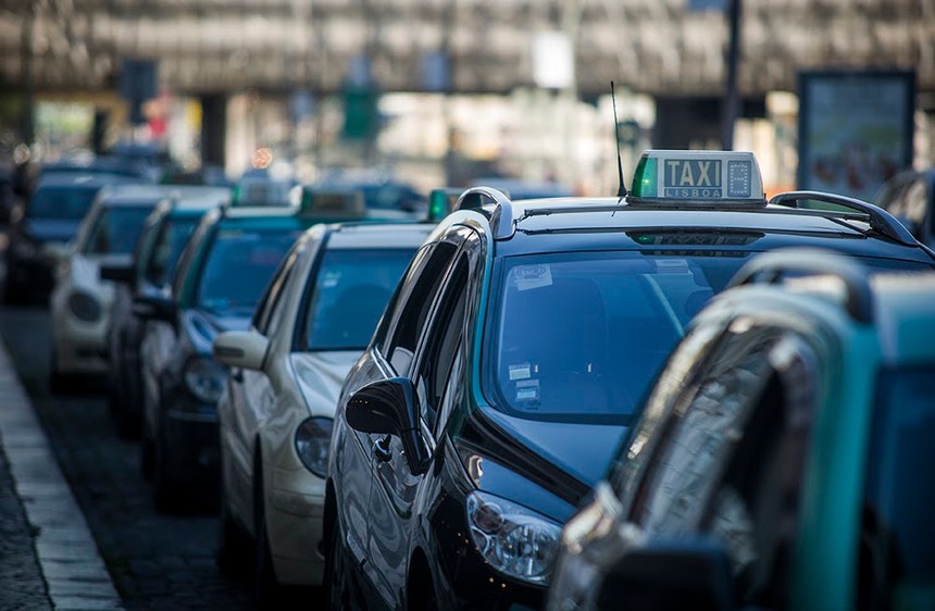 Imagem de PSP detetou 67 infrações em táxis a trabalhar nas chegadas do Aeroporto de Lisboa