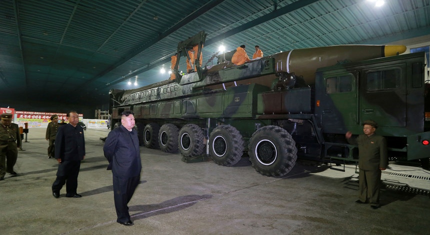Líder da Coreia do Norte, Kim Jong Un, inspeciona o míssil balístico intercontinental Hwasong-14
