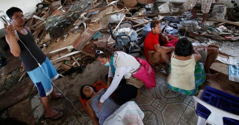 Duas mulheres d&atilde;o &agrave; luz no meio dos destro&ccedil;os deixados pelo tuf&atilde;o Haiyan em Tacloban, Filipinas (Reuters)