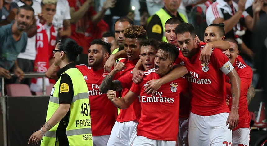 O Benfica leva para a Turquia a vantagem de um golo marcado por Cervi e festejado pela equipa
