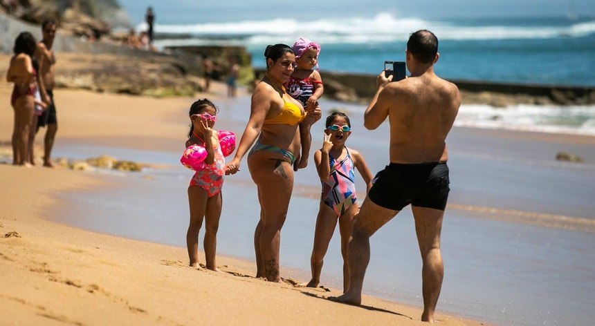 Uma família tira uma fotografia de conjunto na praia de São Pedro do Estoril a 23 de maio de 2020
