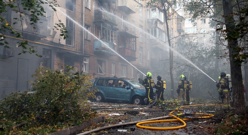 Pelo menos quatro mortos e 14 feridos em ataque russo contra Kiev