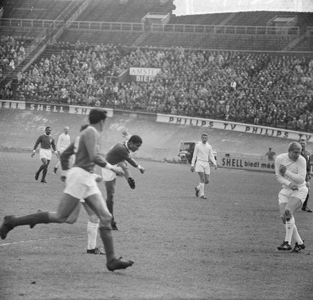 Eusébio num amigável frente ao Ajax - Jac. de Nijs (ANEFO) Nationaal Arcief