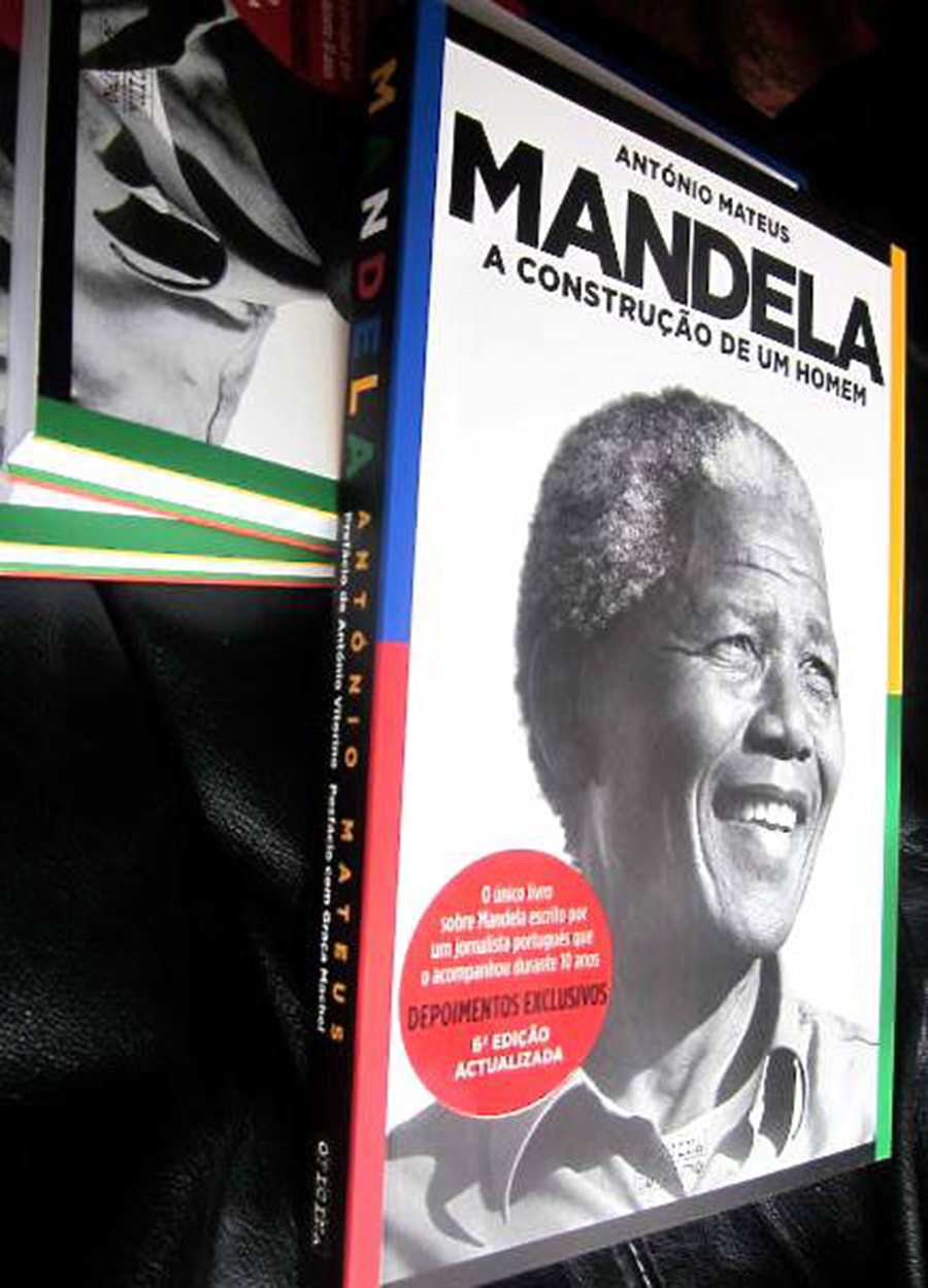  Capa do livro &quot;Mandela: A constru&ccedil;&atilde;o de um Homem&quot;, inclu&iacute;do pela Funda&ccedil;&atilde;o Mandela na bibliografia oficial de Madiba. /Foto: Ant&oacute;nio Mateus - RTP 