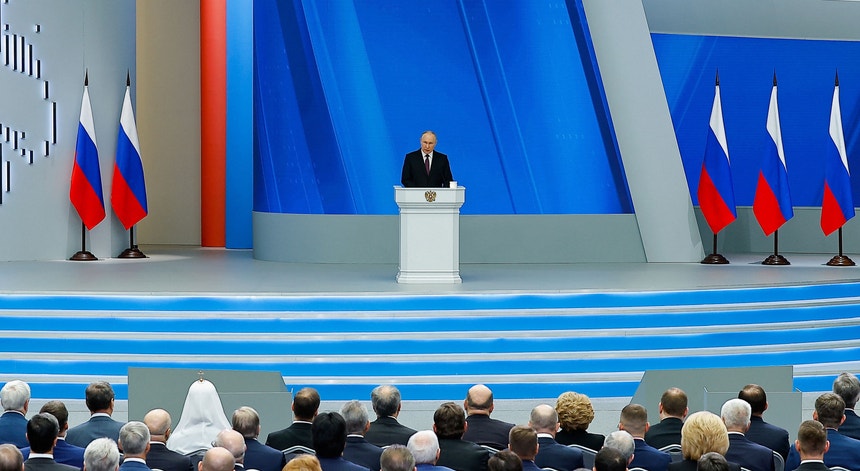 Para Putin, a retórica ocidental causa uma ameaça de "conflito com uso de armas nucleares".
