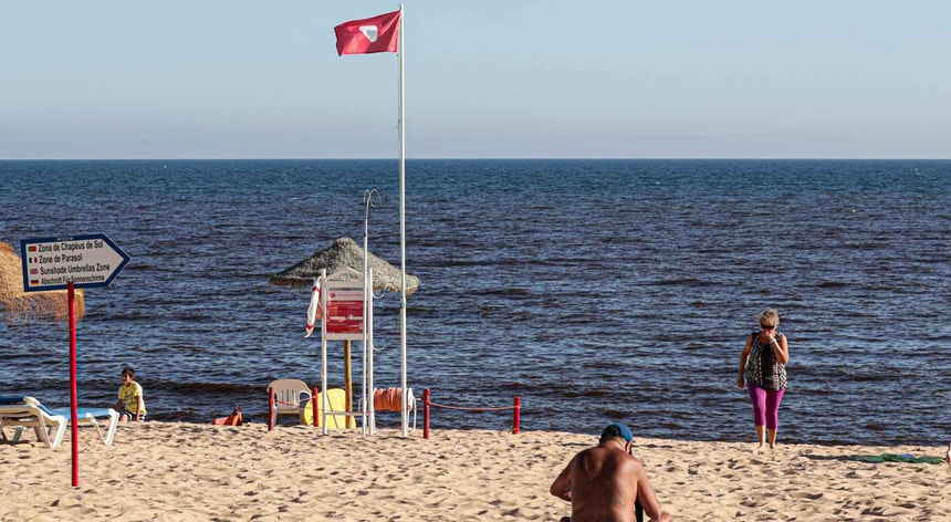 Bandeira vermelha nas praias do Algarve
