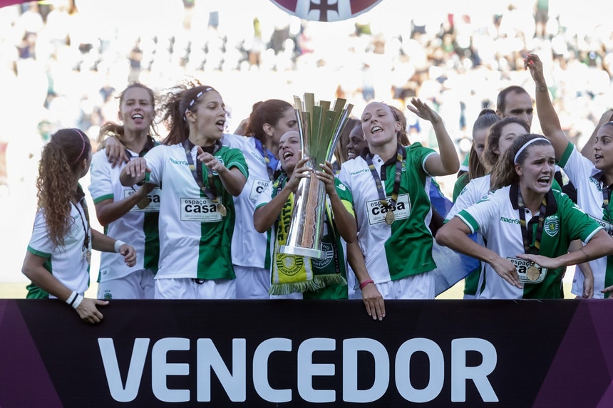 Imagem relacionada com a notícia: Equipa feminina do Sporting conquistou a Supertaça no último domingo
