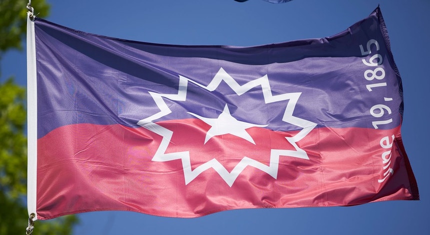 A bandeira do Juneteenth, dia da libertação dos escravos, tem agora um significado mais forte
