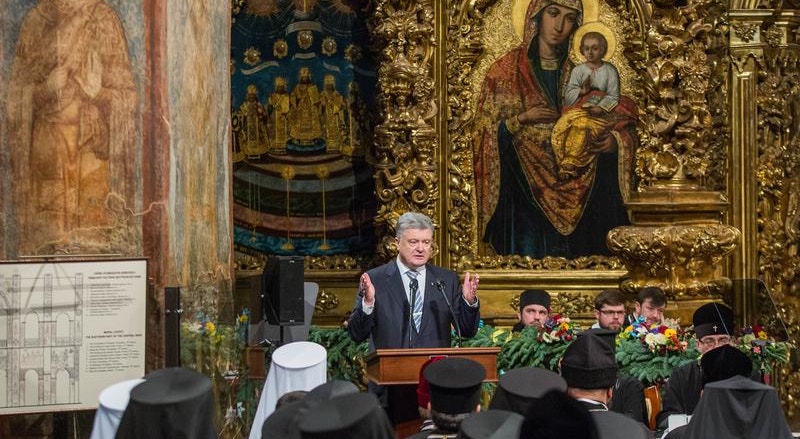O Presidente ucraniano discursa na cerimónia deste sábado na Catedral de Santa Sofia, em Kiev
