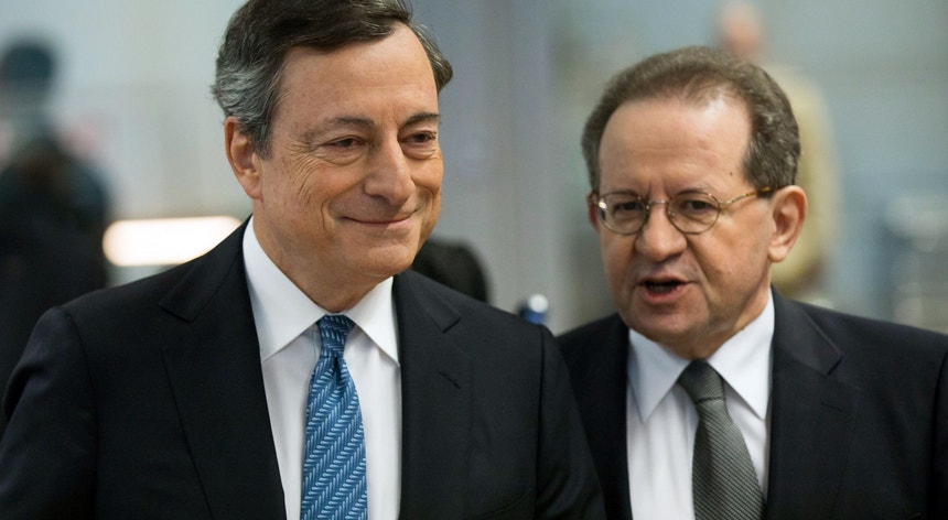 O presidente do BCE, Mario Draghi, e o vice-presidente Vítor Constâncio à entrada para a conferência de imprensa desta quinta-feira
