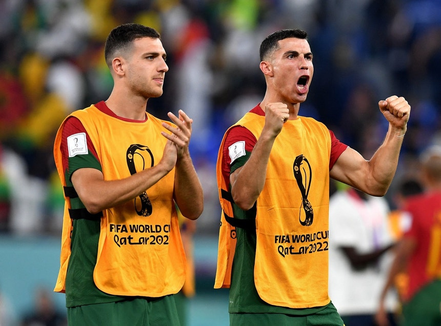 Atacante da seleção de Gana morre durante jogo na Europa: veja o vídeo