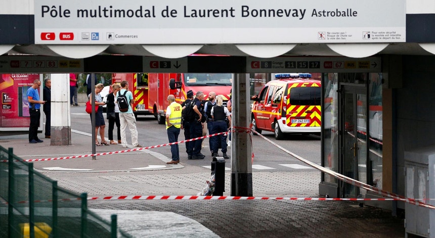 Um homem morreu e outras oito pessoas ficaram feridas, três muito gravamente, num ataque com faca perto de Lyon
