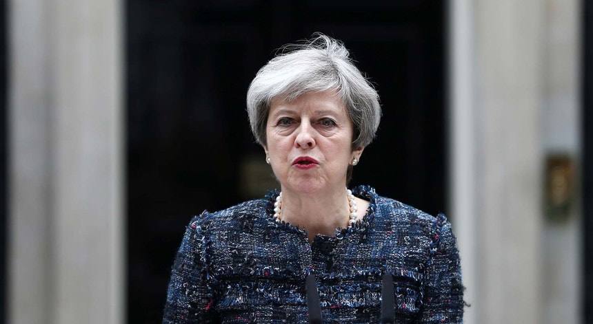 Theresa May, primeira-ministra do Reino Unido, acusou a UE de tentar interferir nas eleições gerais marcadas para dia 8 de junho
