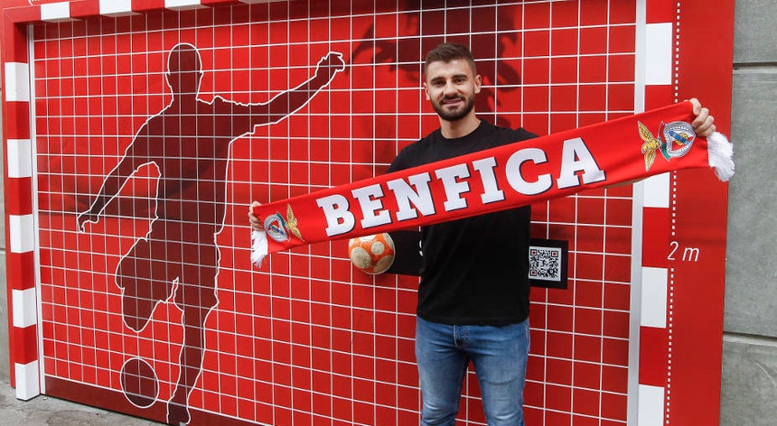 Léo Gugiel chega para trancar a baliza do Benfica
