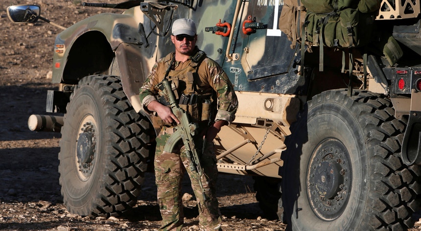 Um soldado preparado na ofensiva para reconquistar Mossul ao grupo Estado Islâmico.
