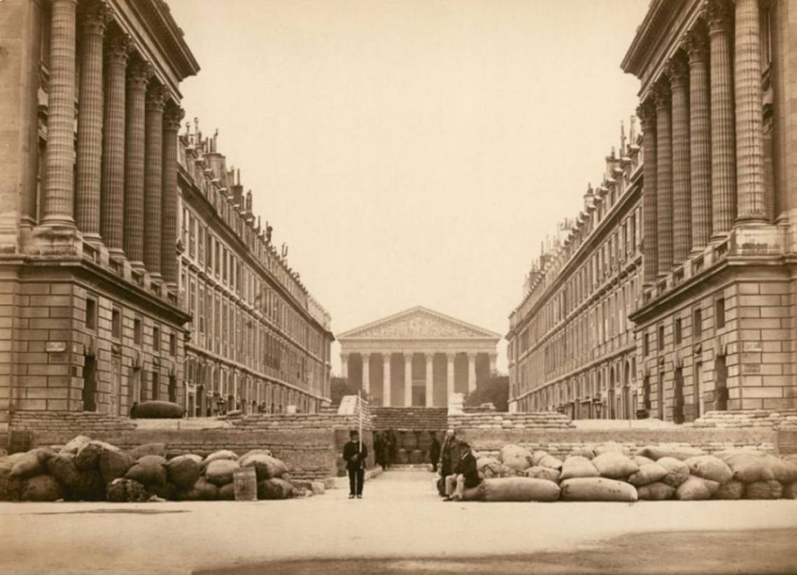  Rue Royale e suas barricadas sob a Comuna de Paris a 23 de maio  
