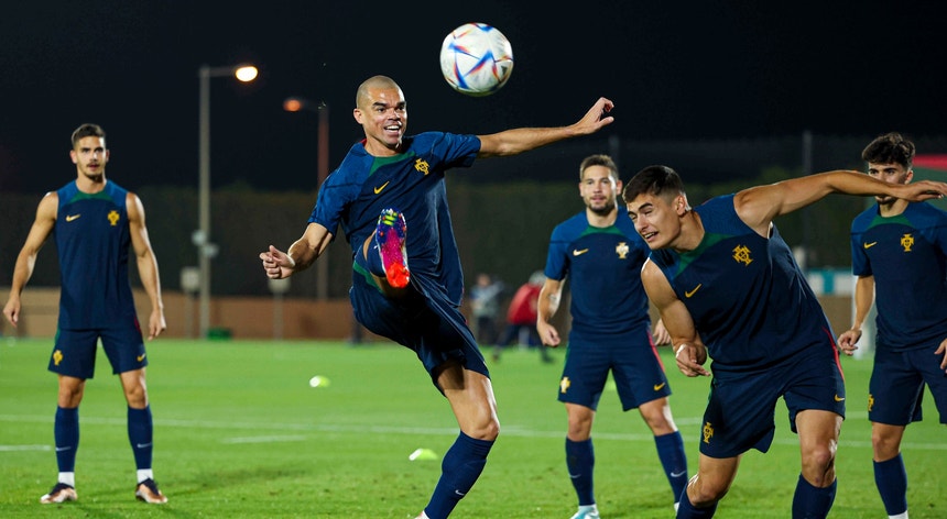 Pepe, em ação na foto, regressa ao "onze" da equipa nacional
