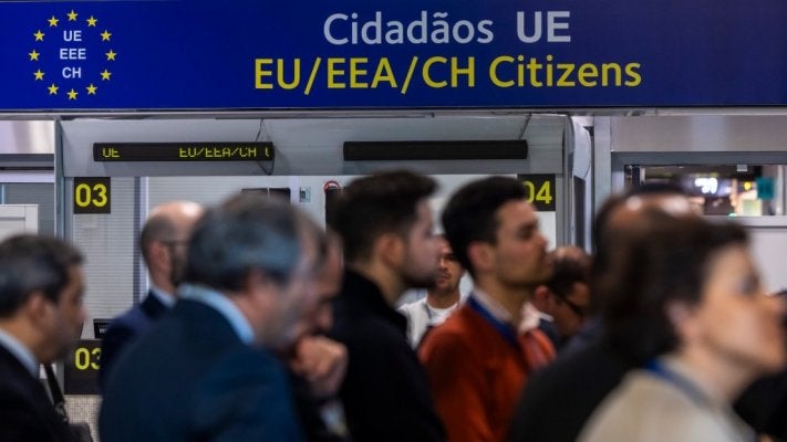 Aeroportos da UE esperam filas de duas horas no controlo de fronteira na semana da Páscoa