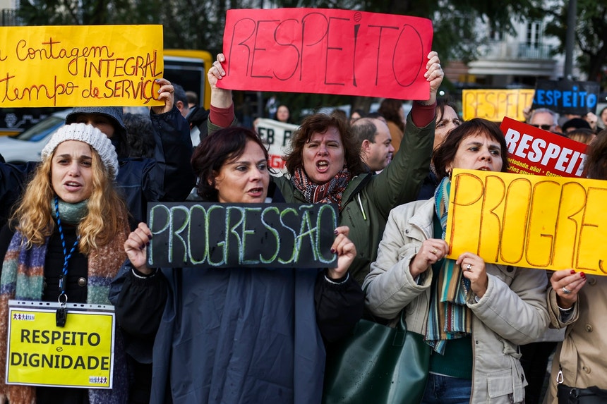 Os professores voltam às greves por distrito
