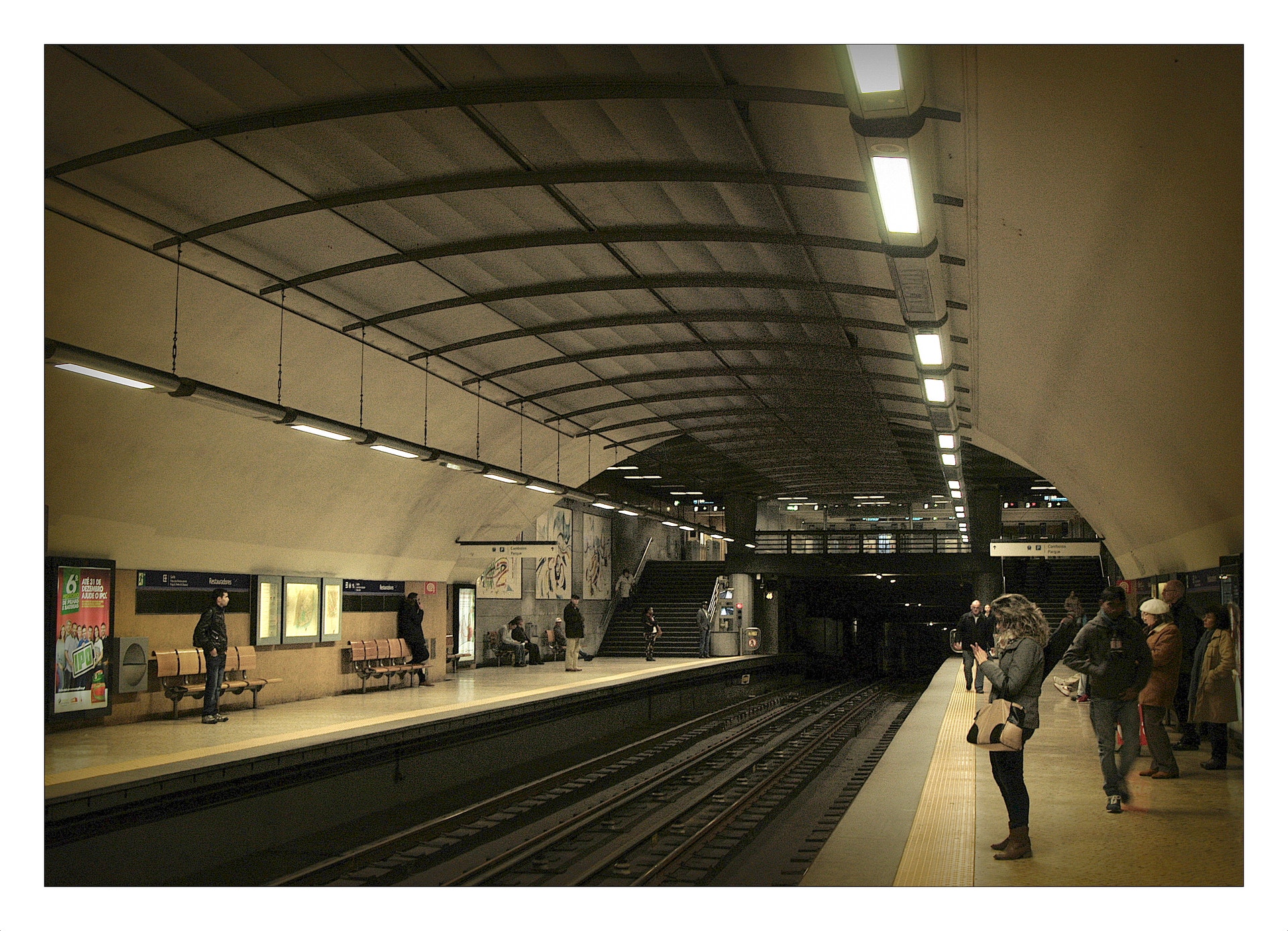  Restauradores: &eacute; uma das 11 esta&ccedil;&otilde;es originais da rede do Metro de Lisboa, tendo sido inaugurada a 29 de dezembro de 1959. O projeto arquitet&oacute;nico original &eacute; de Falc&atilde;o e Cunha e as interven&ccedil;&otilde;es pl&aacute;sticas de Maria Keil. A 11 de fevereiro de 1997 foi conclu&iacute;da a amplia&ccedil;&atilde;o da esta&ccedil;&atilde;o, que implicou o prolongamento dos cais de embarque e a constru&ccedil;&atilde;o de um novo &aacute;trio, segundo um projeto do arquiteto Benoliel de Carvalho e da pintora Maria Keil. Em 15 de setembro de 1994 foi conclu&iacute;da a remodela&ccedil;&atilde;o do &aacute;trio norte da esta&ccedil;&atilde;o com base num projeto dos arquitetos Sanchez Jorge e Duarte Nuno Sim&otilde;es, foi ainda instalada uma obra do pintor Lu&iacute;z Ventura denominada &ldquo;Brasil &ndash;Portugal: 500 anos &ndash; A chegan&ccedil;a&rdquo;. A 8 de agosto de 1998 foi conclu&iacute;da a remodela&ccedil;&atilde;o do &aacute;trio sul segundo o projeto arquitet&oacute;nico de Manuel Ponte com as interven&ccedil;&otilde;es pl&aacute;sticas do pintor Nadir Afonso e do escultor Lagoa Henriques.  