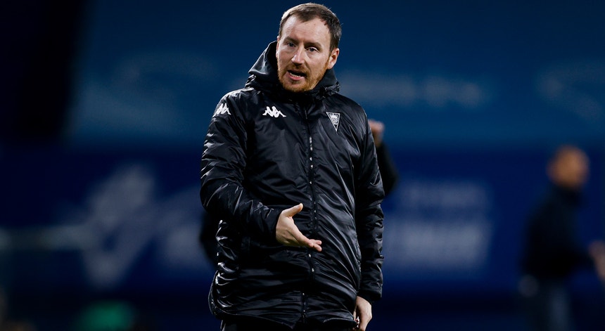 Imagem de Cathro acredita que Estoril pode vencer no Dragão se “mostrar algo mais”