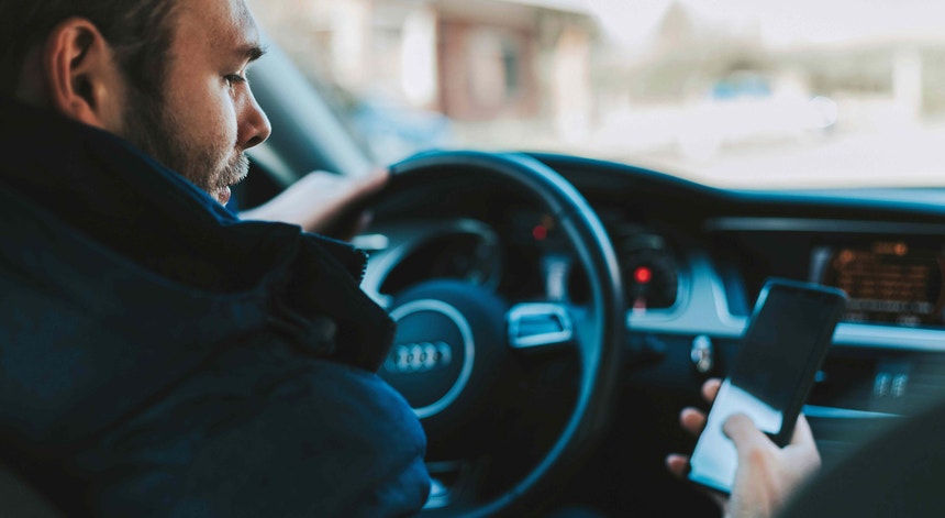 Imagem ilustrativa: Mais de 4.100 infrações por uso de telemóvel ao volante em três meses