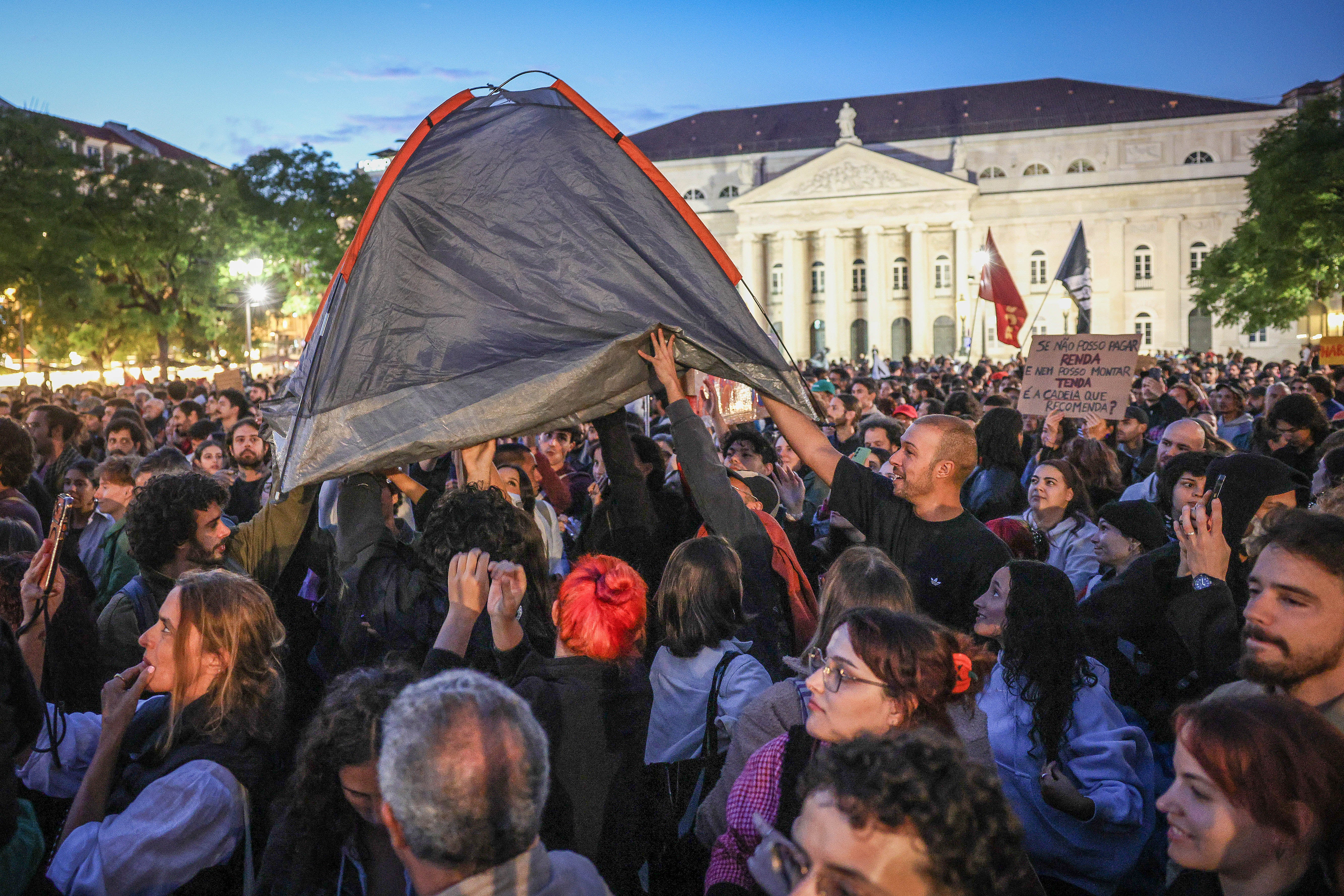Contrariando Lu�s Neves. Acampamento regressa amanh� ao Rossio