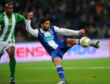 Farías ensaia o remate durante o jogo da primeira volta do Campeonato, em que o FCPorto recebeu e bateu o V.Setúbal por 2-0
