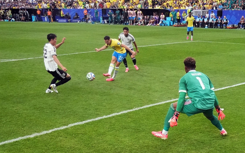 Brasil garante oitavos com reviravolta e golo nos descontos